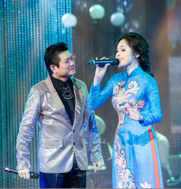 Người đẹp Bolero Hà Thành Lê Trinh lộng lẫy sánh đôi cùng ca sĩ Mạnh Đình - 6 Chia sẻ trước chương trình, ca sĩ Mạnh Đình đã nói rằng rất hào hứng khi song ca cùng cô ca sĩ xinh đẹp duyên dáng của Hà Nội, một người mà anh yêu quý như em gái. Dù trước đó hai anh em đã có những dịp đi biểu diễn cùng nhau ở một số chương trình nhưng Mạnh Đình vẫn dành những lời khen có cánh cho ngoại hình và giọng hát của Lê Trinh, anh ngạc nhiên khi một người Bắc lại có thể hát Bolero ngọt và luyến láy đúng chất như vậy.