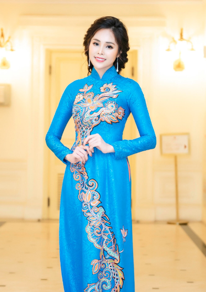 Người đẹp Bolero Hà Thành Lê Trinh lộng lẫy sánh đôi cùng ca sĩ Mạnh Đình - 7 Lê Trinh chia sẻ rằng, bản thân cô không được đào tạo tại các trường âm nhạc, cô hát bằng bản năng và cảm xúc cùng với niềm đam mê ca hát và năng khiếu riêng của mình, cộng với việc thường xuyên được hát chung với các lứa danh ca nổi tiếng đã giúp cô rất nhiều trong việc rèn luyện giọng hát và kỹ năng biểu diễn.