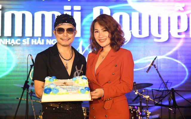 “Cá sấu chúa” Quỳnh Nga mặc gợi cảm tới chúc mừng sinh nhật Jimmii Nguyễn - 7 Nam ca sĩ “Tình xưa nghĩa cũ” tình tứ bên người bạn đời.