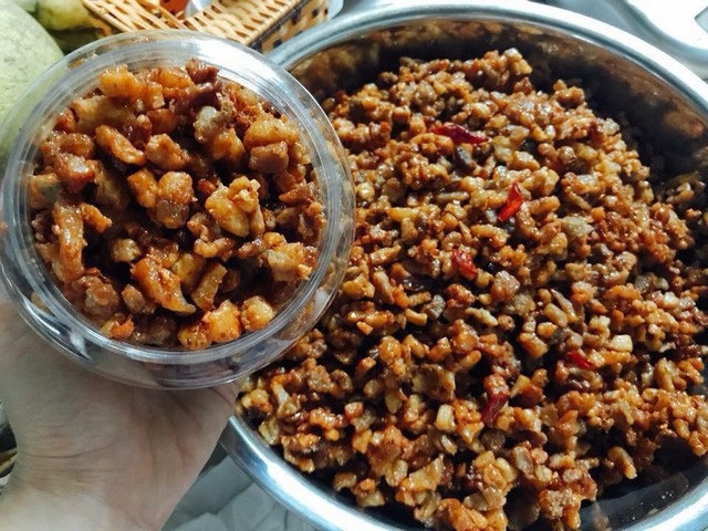 Kỳ lạ hạt bí 6 triệu, khoai lang nửa triệu đồng chị em chia nhau... ăn dè - 4 Tóp mỡ - món ăn gây sốt và được xem như đặc sản với giá bán từ 400 - 500 nghìn đồng/kg. Ảnh: Fb