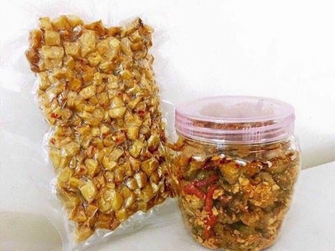Kỳ lạ hạt bí 6 triệu, khoai lang nửa triệu đồng chị em chia nhau... ăn dè - 5 Ngoài món tóp mỡ thường, nhiều cửa hàng còn bán thêm các vị như: tóp mỡ rim mắm, tóp mỡ chiên tỏi bơ cho khách lựa chọn. Ảnh: Fb