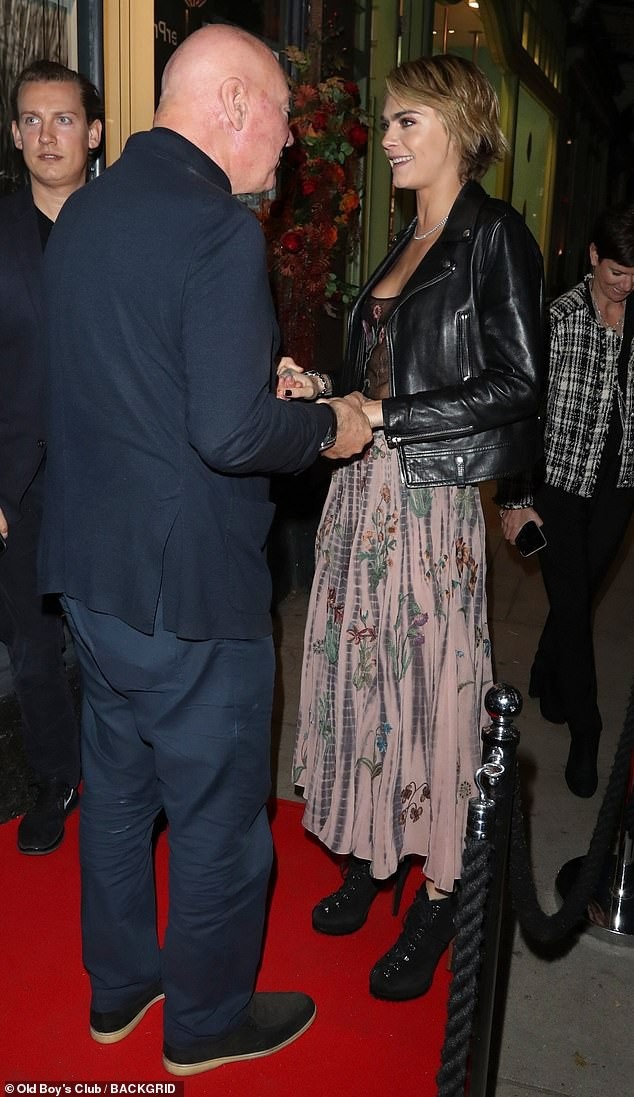 Cara Delevingne bất ngờ mặc gợi cảm - 4
Người mẫu 26 tuổi nổi bật trong sự kiện thời trang