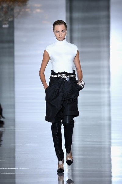 Cara Delevingne bất ngờ mặc gợi cảm - 7
Cara Delevingne cá tính khi trình diễn cho Balmain tại Paris Fashion Week hồi cuối tháng 9 vừa qua