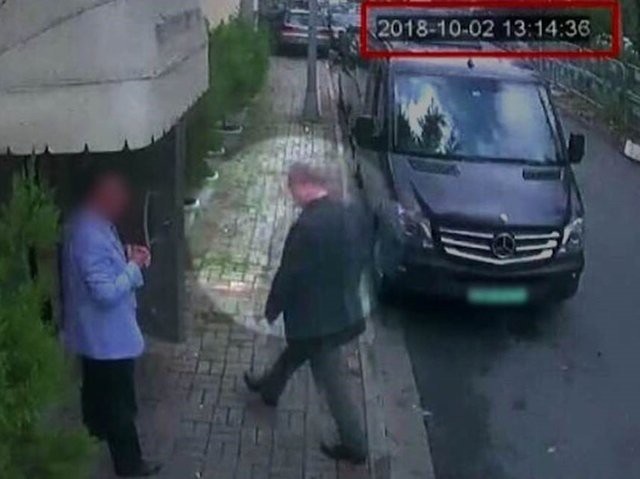 Rộ tin tìm thấy thi thể nhà báo Khashoggi trong lãnh sự quán Ả-rập Xê-út - 2
Hình ảnh nhà báo Jamal Khashoggi bước vào lãnh sự quán Ả rập Xê út hôm 2/10 (Ảnh: ABC News)