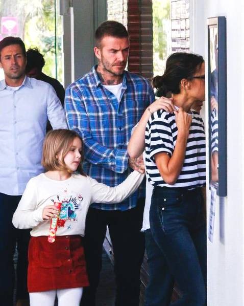 Vợ chồng David Beckham xuất hiện hạnh phúc sau lời tâm sự "hôn nhân không hề dễ dàng" - 2
David và Victoria đã có gần 20 năm bên nhau và 4 mặt con. Cũng giống như mọi cặp đôi khác, họ cũng đối mặt với khá nhiều thị phi và sóng gió để gìn giữ hôn nhân. Mới đây, David đã thừa nhận với người hâm mộ rằng: “Hôn nhân thực sự không dễ dàng gì”.