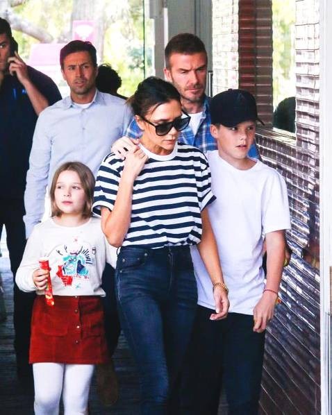 Vợ chồng David Beckham xuất hiện hạnh phúc sau lời tâm sự "hôn nhân không hề dễ dàng" - 1
Ngày 22/10, David và Victoria Beckham đưa các con đi ăn trưa tại một nhà hàng ở Sydney, Úc. Cả gia đình nhanh chóng lọt vào ống kính của truyền thông. David dường như muốn đánh tan mọi thông tin không hay về cuộc hôn nhân của anh và cựu thành viên nhóm Spice Girls.