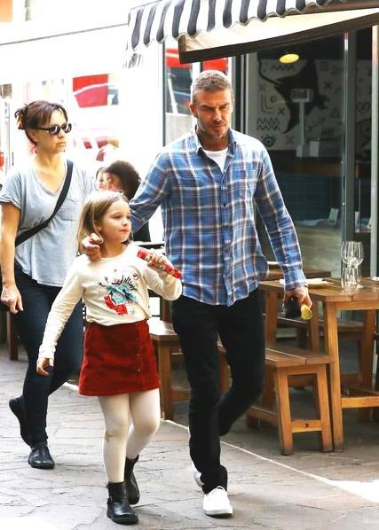 Vợ chồng David Beckham xuất hiện hạnh phúc sau lời tâm sự "hôn nhân không hề dễ dàng" - 5
Từ năm 2015, David tuyên bố giải nghệ để tập trung chăm sóc gia đình. Anh trở thành hình mẫu người chồng, người cha lý tướng trong mắt fan nữ bên cạnh hình tượng một ngôi sao thể thao điển trai, tài năng và phong độ.