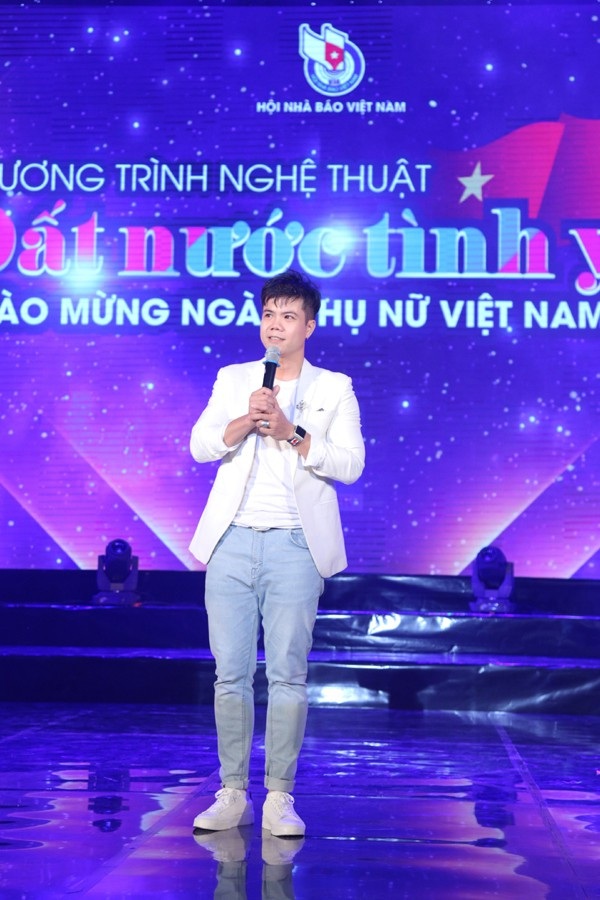 Ấm áp đêm nhạc về mẹ - “Đất nước tình yêu” - 2 Ca sĩ Đinh Mạnh Ninh với ca khúc Bài ca tình yêu