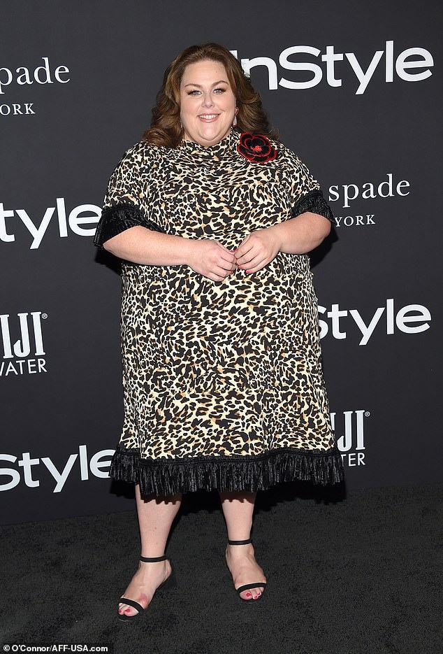 Jennifer Aniston trẻ đẹp tái xuất - 13
Chrissy Metz nổi bật với váy da báo