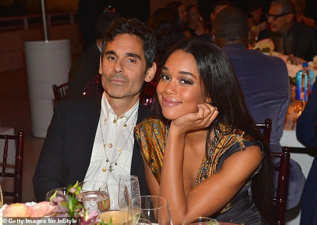 Jennifer Aniston trẻ đẹp tái xuất - 20
James Kaliardos và Laura Harrier