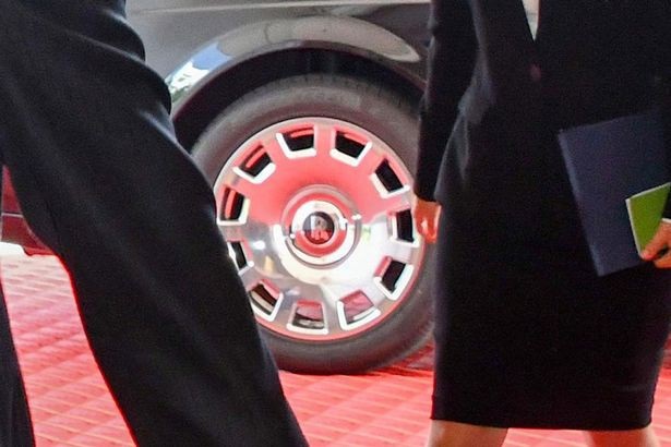 Ông Kim Jong Un sắm Rolls Royce 11 tỷ đồng - 2 Cận cảnh biểu tượng R đặc trưng ở giữa vành bánh xe ông Kim Jong Un đi. (Ảnh: Alamy Live New)