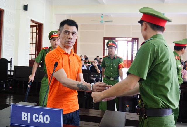 Được tại ngoại, vác súng đi buôn ma túy, người đàn ông lĩnh án tử - 1 Với hai tội danh Mua bán trái phép chất ma túy và Tàng trữ trái phép vũ khí quân dụng, Lê Đăng Thanh phải lĩnh mức án tử hình