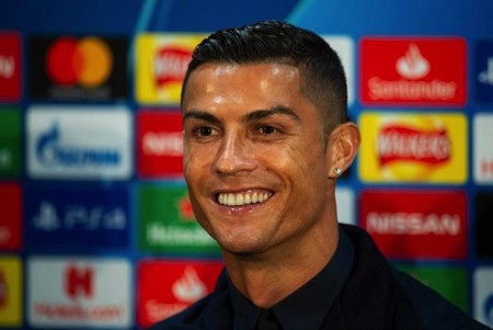 C.Ronaldo tỏ ra vô cùng tự tin trong buổi họp báo