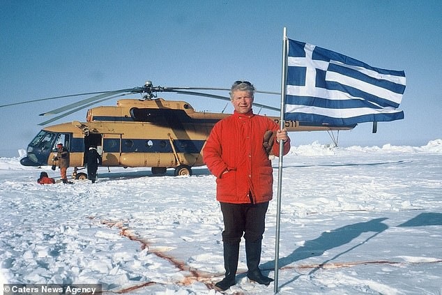 Muốn đi du lịch vòng quanh thế giới không tốn tiền hãy chọn nghề này - 6 Ông Bizas cắm lá cờ Hy Lạp trên băng tuyết Bắc cực vào năm 1995