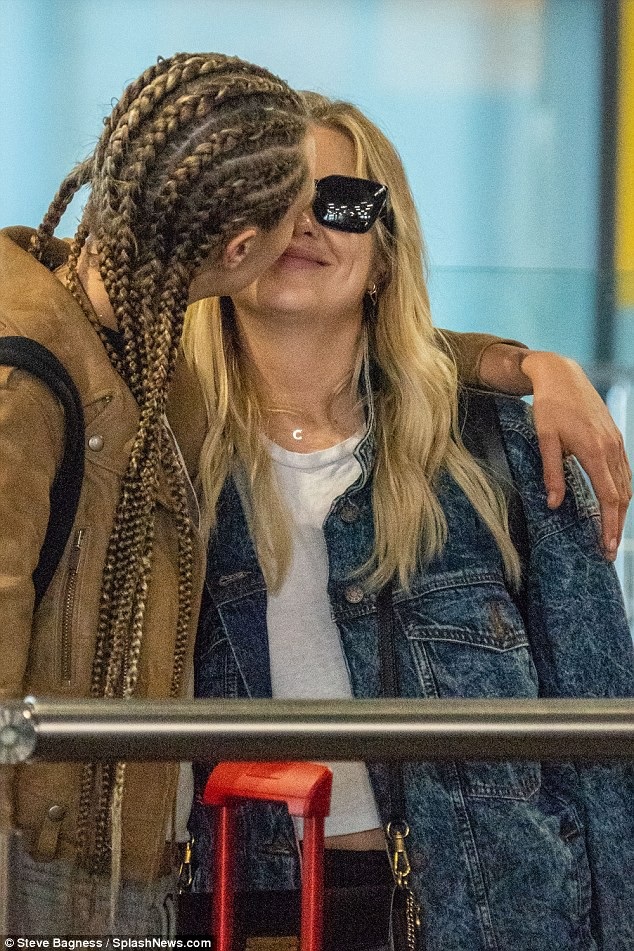 Cara Delevingne tình tứ bên bạn gái - 5
Cara Delevingne và Ashley Benson hò hẹn từ tháng 8 và công khai quan hệ tình cảm