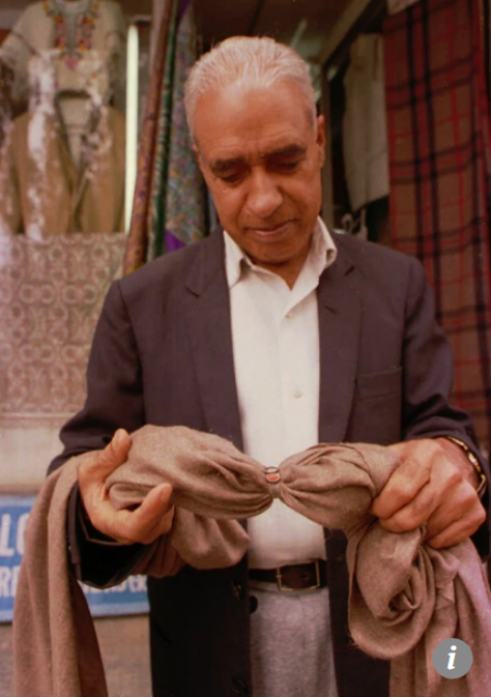 Du khách Trung Quốc đối diện với án tù và phạt 1,5 tỷ đồng vì “hàng độc” - 1 Chiếc khăn làm từ loài linh dương Tây Tạng quý hiếm