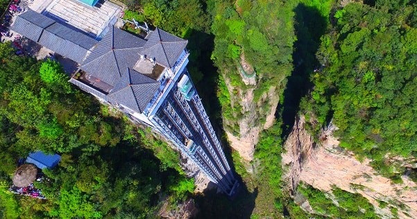 Thang lắp kính trong suốt, có thể chở tối đa 64 khách lên đỉnh cùng lúc