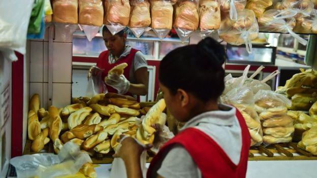 Khủng hoảng kinh tế, bánh mì thành món ăn sang chảnh của dân Venezuela - 1 Giá bánh mỳ tại Venezuela ngày càng cao.