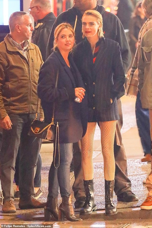 Cara Delevingne tình tứ bên bạn gái - 1
Cara Delevingne tình tứ xuất hiện bên bạn gái Ashley Benson trên đường phố New York ngày 23/10 vừa qua