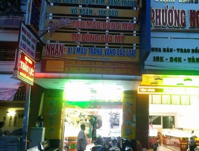 Hà Nội: Sợ bị phạt, nhiều người bỏ ngủ trưa tìm chỗ đổi USD - 4 Tiệm vàng Thảo Lực vừa bị xử phạt