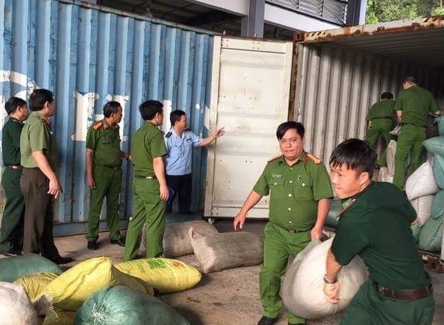 Biểu dương lực lượng phá vụ vận chuyển ngà voi, vảy tê tê - 1 Các lực lượng chức năng ở Đà Nẵng phát hiện một container nhập khẩu về cảng Tiên Sa chứa hàng chục tấn ngà voi, vảy tê tê và một số hàng hoá khác hồi đầu tháng 10