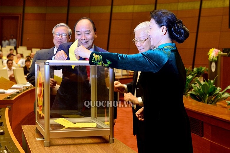 Quốc hội thông qua danh sách 48 lãnh đạo được lấy phiếu tín nhiệm - Ảnh 1. Quốc hội thông qua danh sách 48 lãnh đạo được lấy phiếu tín nhiệm - Ảnh 1.