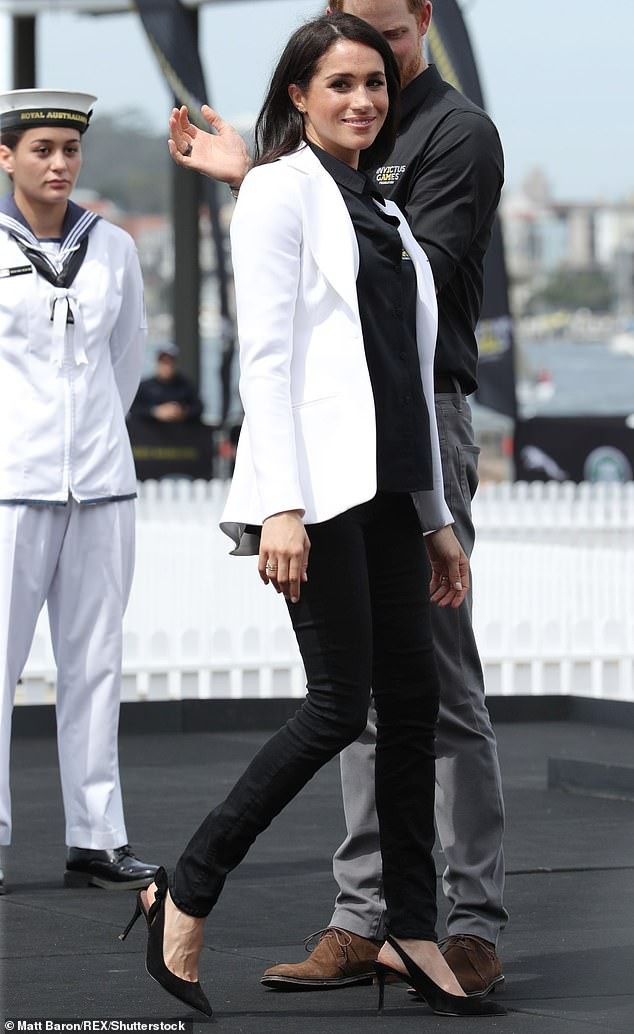 
Cựu diễn viên điện ảnh đi giày đen với quần ôm và vest thanh lịch
