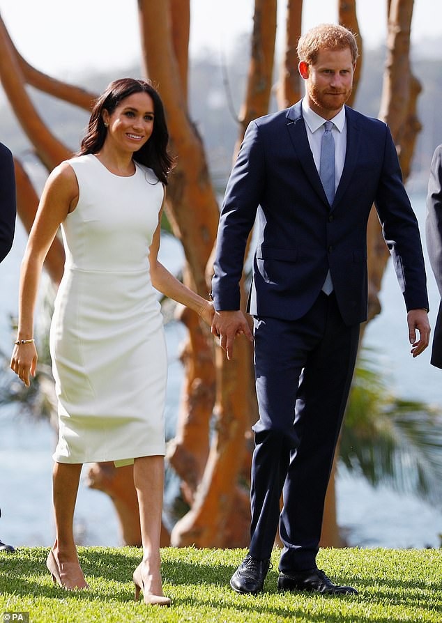 
Đôi giày khá dễ kết hợp với các màu trang phục khác nhau
