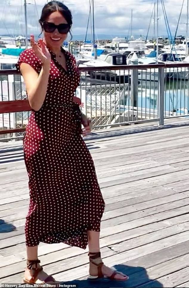 
Công nương 37 tuổi năng động và thư thái với đôi sandal đế bệt này.
