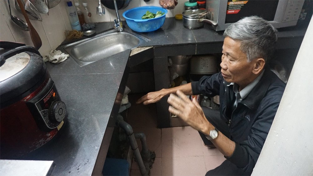 Hà Nội: Thi công trường học làm nứt, lún nhiều nhà dân - Ảnh 2. Hà Nội: Thi công trường học làm nứt, lún nhiều nhà dân - Ảnh 2.