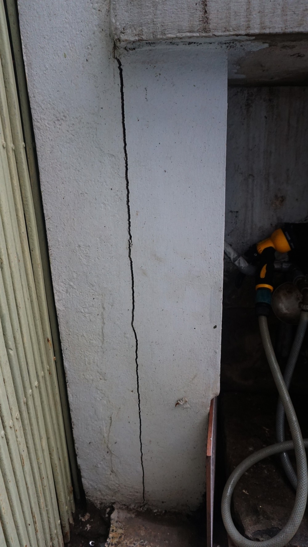 Hà Nội: Thi công trường học làm nứt, lún nhiều nhà dân - Ảnh 1. Hà Nội: Thi công trường học làm nứt, lún nhiều nhà dân - Ảnh 1.