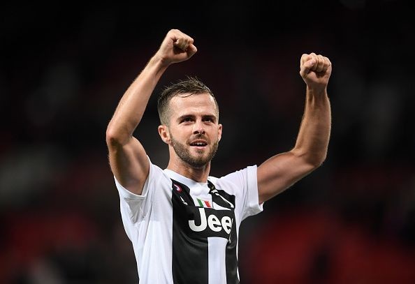 Những điểm nhấn từ thất bại của Man Utd trước Juventus - 2 Tiền vệ Pjanic có khả năng luân chuyển bóng hiệu quả cho các đồng đội