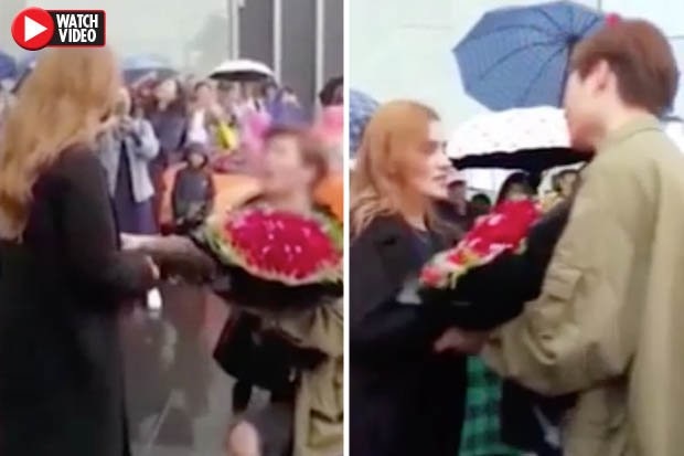 Chàng trai cầu hôn bạn gái giữa chốn đông người nhưng bị cự tuyệt phũ phàng.