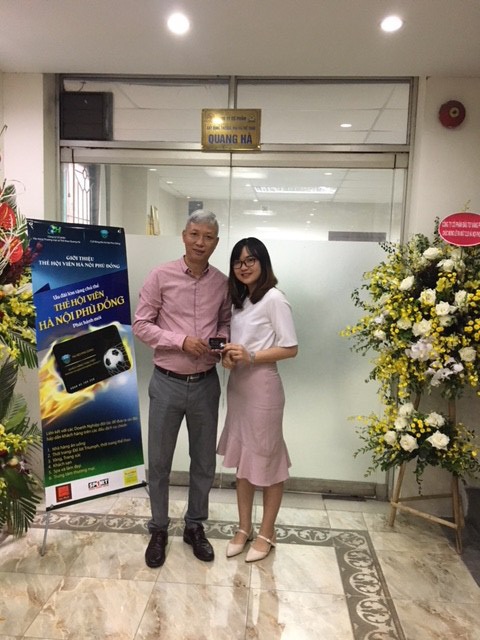 CLB Hà Nội Phù Đổng và xu thế bóng đá hiện đại - 2 Anh Tạ Việt Cường – Một trong những Cổ động viên đầu tiên sở hữu thẻ Hội viên CLB Hà Nội Phù Đổng. Anh chia sẻ: “ Tôi rất vui mừng trở thành một trong những người sở hữu những chiếc thẻ liên kết đầu tiên nằm trong hệ sinh thái của CLB bóng đá hạng 3 Hà Nội Phù Đổng của chủ tịch Triệu Quang Hà và HLV Trưởng Nguyễn Hồng Sơn. Chúc cho hệ sinh thái của CLB Hà Nội Phù Đổng phát triển nhanh và bền vững”.