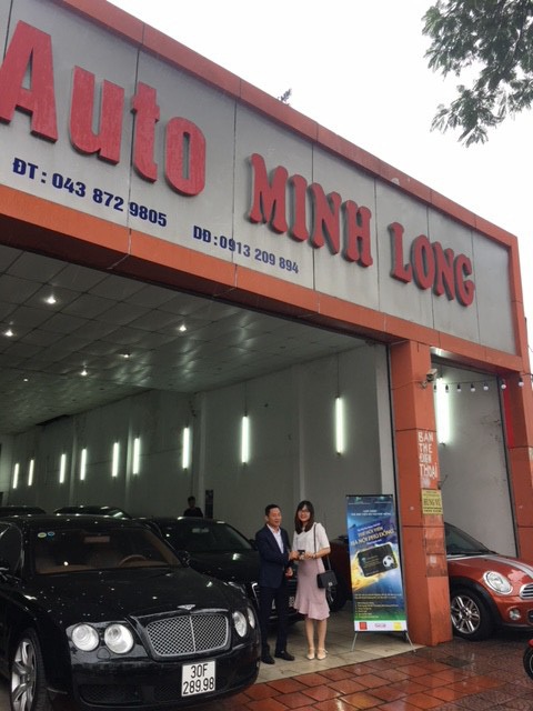 CLB Hà Nội Phù Đổng và xu thế bóng đá hiện đại - 3 Chị Đỗ Thùy Linh – Trưởng Phòng Marketing Đội bóng Hà Nội Phù Đổng trân trọng trao thẻ cho chủ Doanh nghiệp Nguyễn Vũ Hùng – một trong những Cổ động viên đầu tiên sở hữu thẻ Hội viên đặc biệt này.