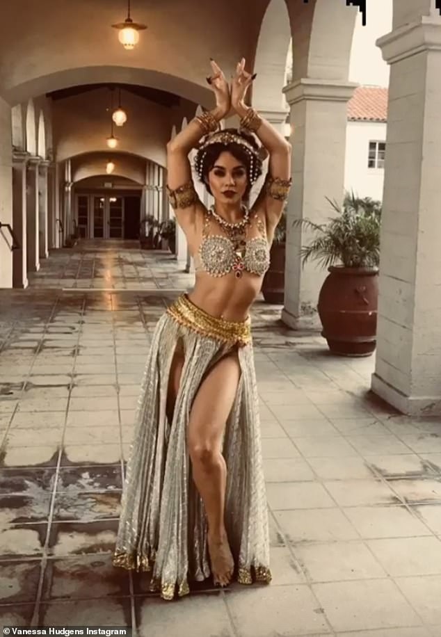 Vanessa Hudgens khoe eo thon nhờ ăn nhiều chất béo - 1
Vanessa Hudgens sở hữu vòng eo con kiến và hình thể săn chắc.