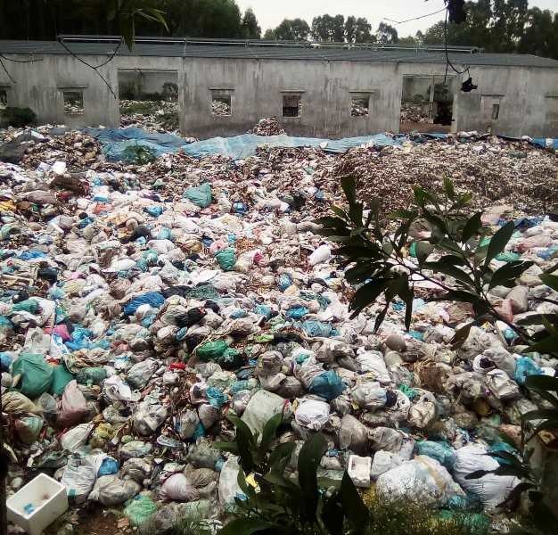 Người dân “vây” nhà máy xử lý rác thải gây ô nhiễm - 2 Bãi rác lộ thiên bốc mùi hôi thối, phát sinh ruồi nhặng ảnh hưởng đến cuộc sống người dân.