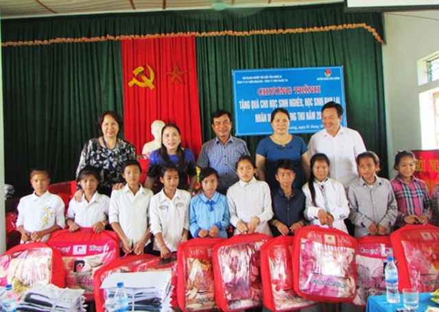 Phát triển Đảng trong doanh nghiệp tư nhân: Những khoảng trống chưa lấp đầy - 3 Các doanh nghiệp ở Nghệ An đã thể hiện được trách nhiệm xã hội của mình thông qua các hoạt động từ thiện, giúp đỡ người nghèo...