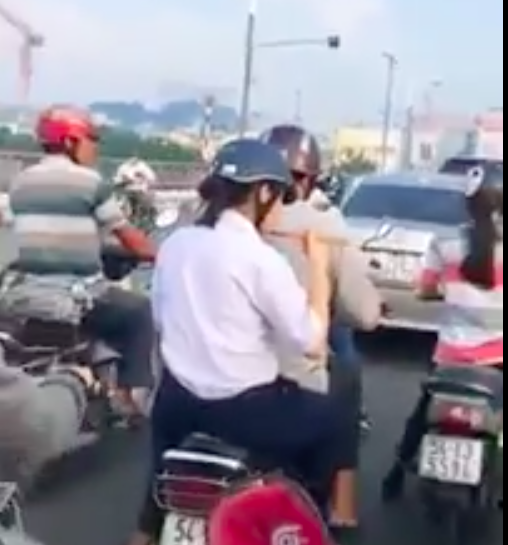 Vội đến trường, nữ sinh ăn mì tôm ngay trên xe máy - 1 Nữ sinh ăn mì tôm trên đường lưu thông (Ảnh cắt từ clip)