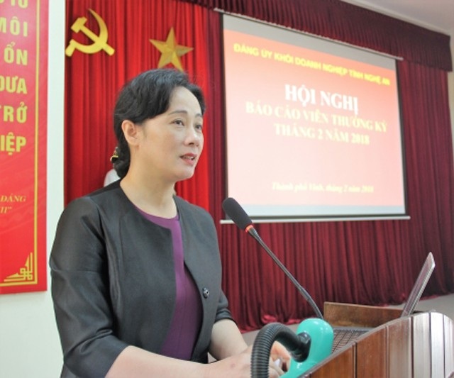 Phát triển Đảng trong doanh nghiệp tư nhân: Những khoảng trống chưa lấp đầy - 2 Bà Phan Thị Hoan - Phó Bí thư Đảng ủy khối doanh nghiệp tỉnh Nghệ An đánh giá tổ chức Đảng trong doanh nghiệp tư nhân đã phát huy được vai trò, trên cơ sở đó thúc đẩy sản xuất kinh doanh của doanh nghiệp, hài hòa quyền lợi của người lao động và ông chủ. (ảnh K. Hồng)