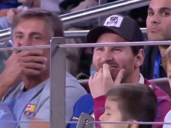 Messi cười thích thú vì pha cản phá “khó đỡ” của đối thủ - 2
Messi nở nụ cười thích thú sau khi chứng kiến tình huống này