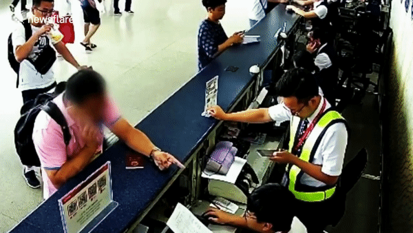 Phẫn nộ vì chuyến bay bị hoãn, hành khách người Trung Quốc tát thẳng vào mặt nhân viên sân bay