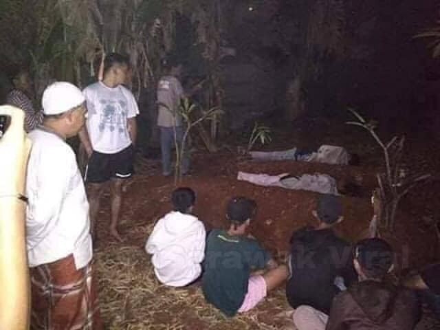 "Giả ma" dọa dân làng, hai thanh niên nhận cái "kết đắng" - 2 Thậm chí, để trừng phạt, mọi người đã bắt họ ngủ tại nghĩa địa một đêm.