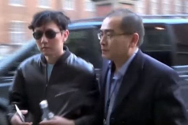 Người anh trai ruột bí ẩn của ông Kim Jong-un và vai trò đặc biệt tại Triều Tiên - 1 Ông Kim Jong Chol (bên trái) ở London năm 2015 (Ảnh: TBS TV)