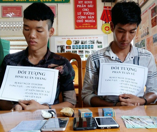 Giấu ma túy dưới ghế lái để di chuyển qua cửa khẩu biên giới - 1 Hai đối tượng bị bắt giữ.