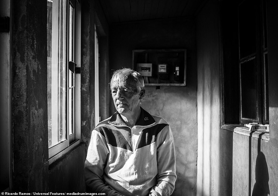 Sự cô đơn tỏa ra từ những bức ảnh ám màu thời gian - Ảnh 1.