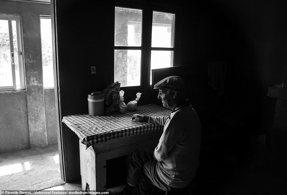 Sự cô đơn tỏa ra từ những bức ảnh ám màu thời gian - Ảnh 10.