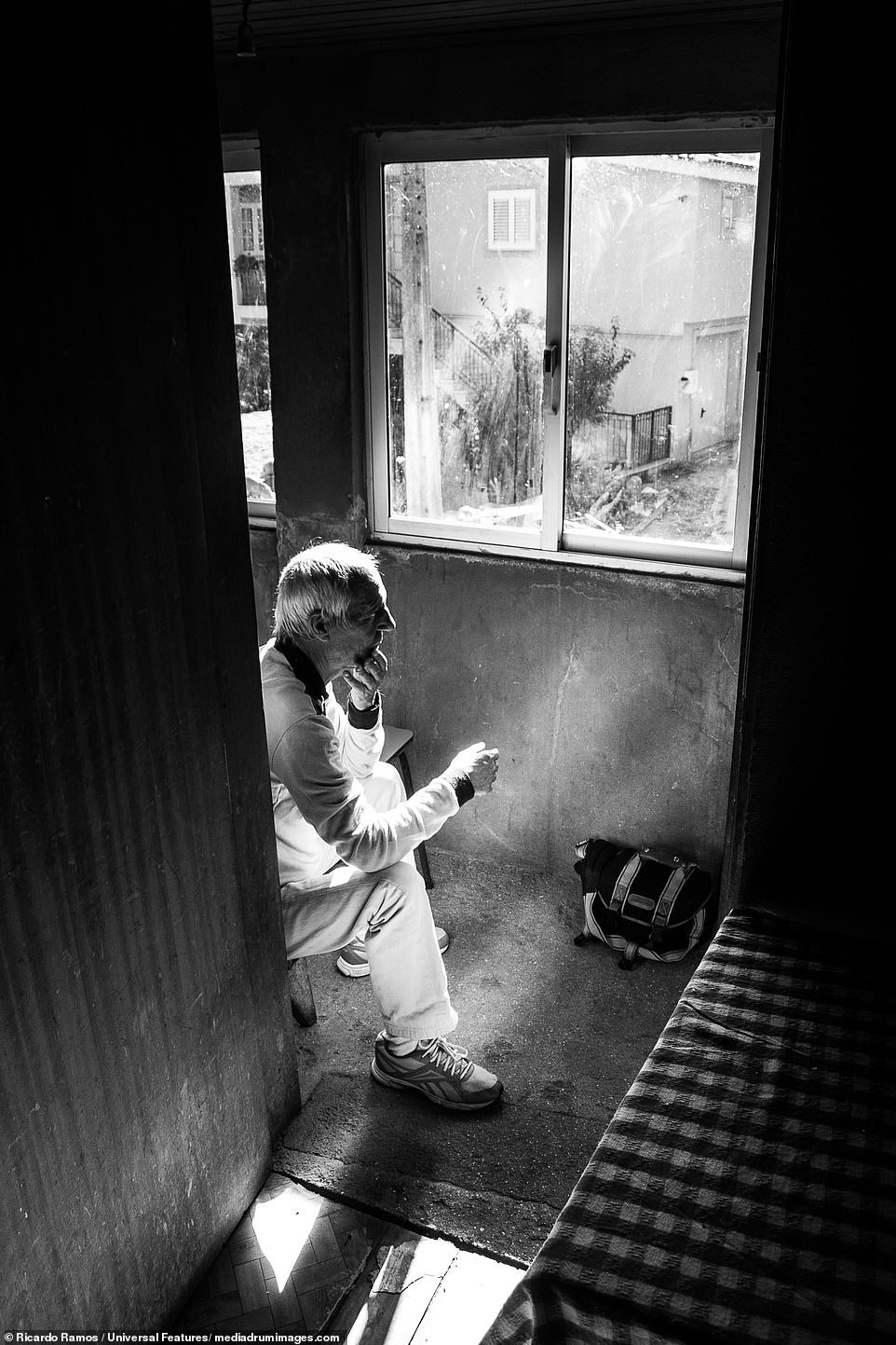 Sự cô đơn tỏa ra từ những bức ảnh ám màu thời gian - Ảnh 11.