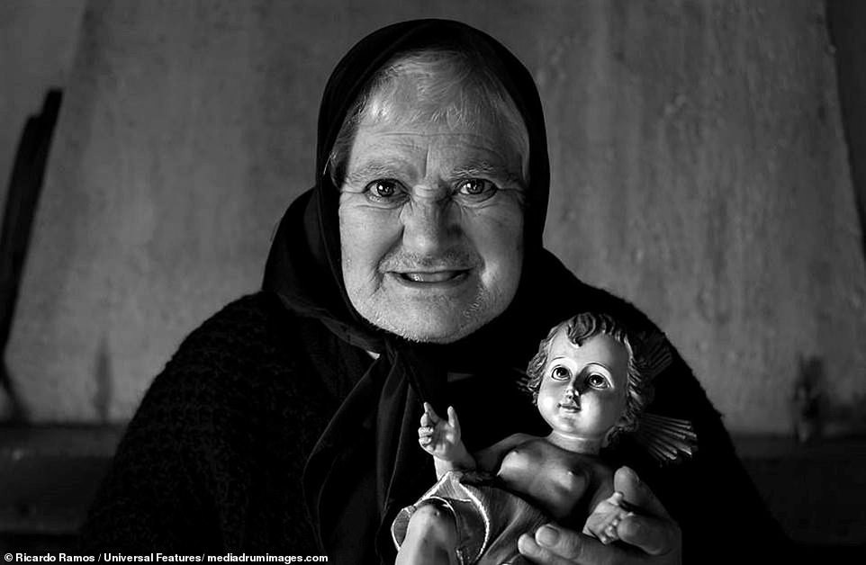 Sự cô đơn tỏa ra từ những bức ảnh ám màu thời gian - Ảnh 2.