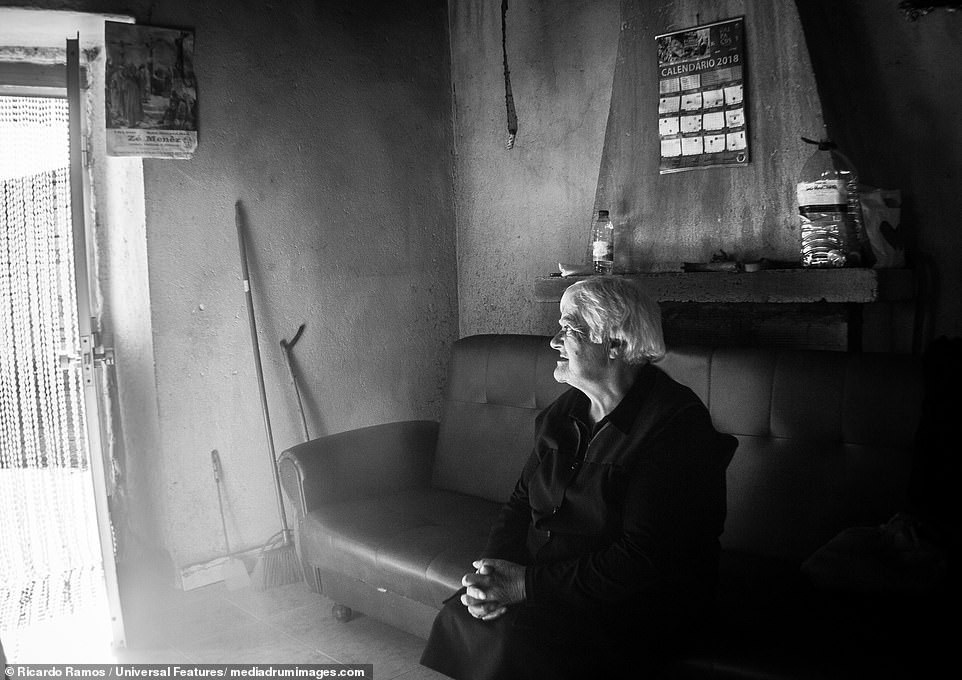 Sự cô đơn tỏa ra từ những bức ảnh ám màu thời gian - Ảnh 3.